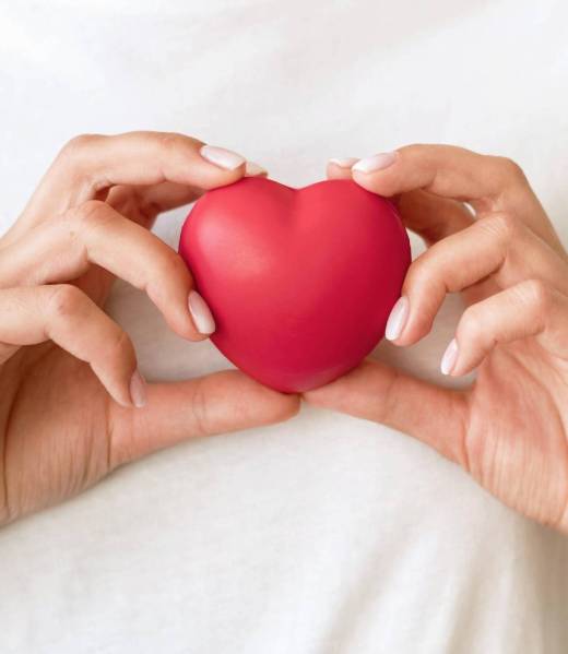 vista-frontale-della-donna-che-tiene-forma-di-cuore
